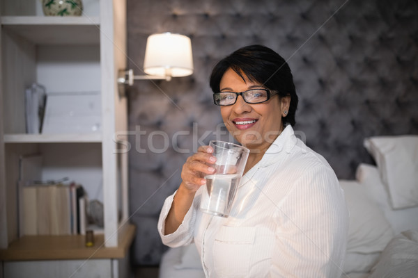 Gülen olgun kadın su cam yatak odası Stok fotoğraf © wavebreak_media