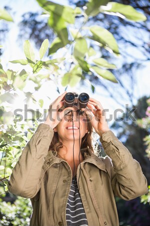 小女孩 看 雙筒望遠鏡 森林 樹 孩子 商業照片 © wavebreak_media