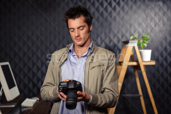 Creative affaires regarder photos caméra bureau [[stock_photo]] © wavebreak_media