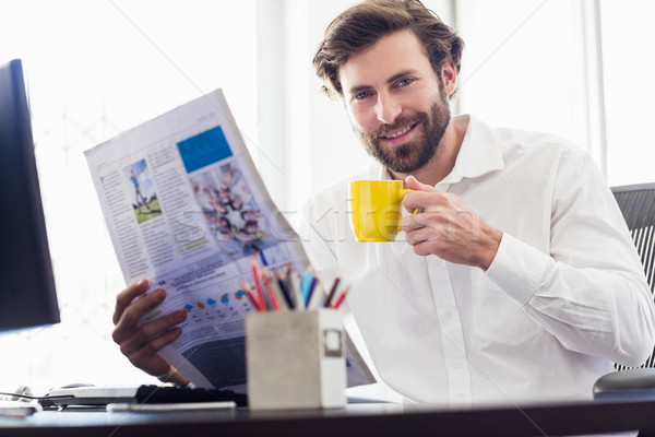 Foto stock: Empresário · potável · café · leitura · jornal · escritório