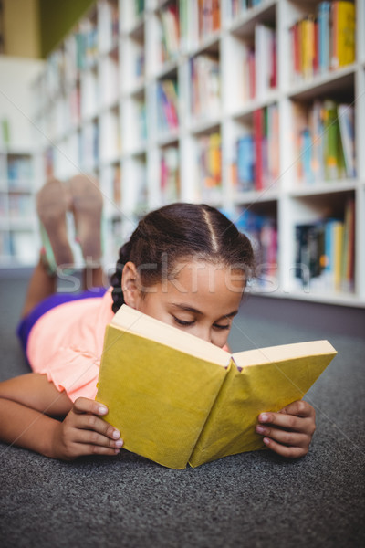 Menina leitura livro biblioteca criança quarto Foto stock © wavebreak_media