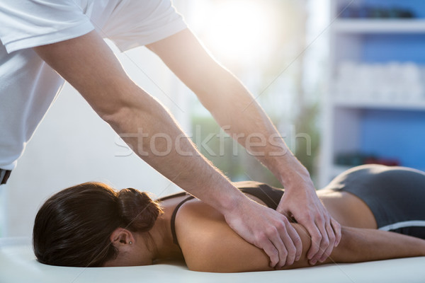 女子 臂 按摩 手 專業的 生病 商業照片 © wavebreak_media