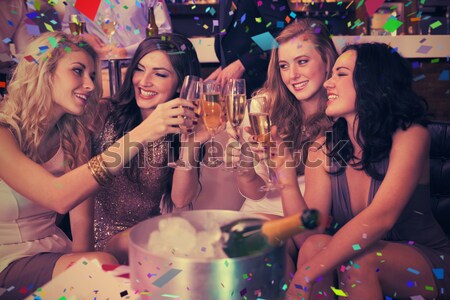 Foto stock: Grupo · amigos · cantando · canção · juntos · bar