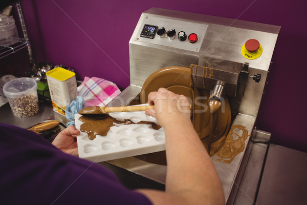Arbeitnehmer Füllung Schimmel geschmolzen Schokolade Küche Stock foto © wavebreak_media