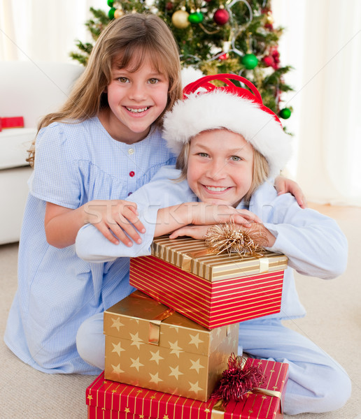 Stock foto: Lächelnd · Geschwister · halten · Weihnachten · Geschenke · Sitzung