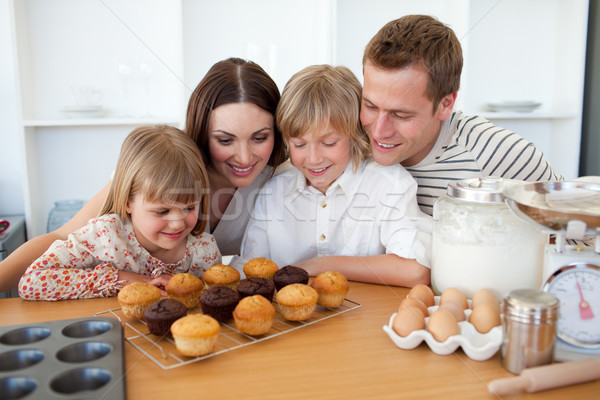 Famille muffins cuisine maison [[stock_photo]] © wavebreak_media