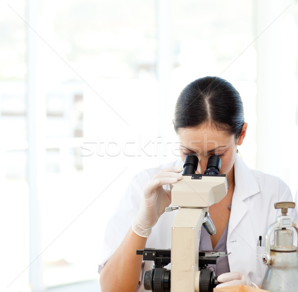 Wetenschappers naar microscoop werk geneeskunde wetenschap Stockfoto © wavebreak_media