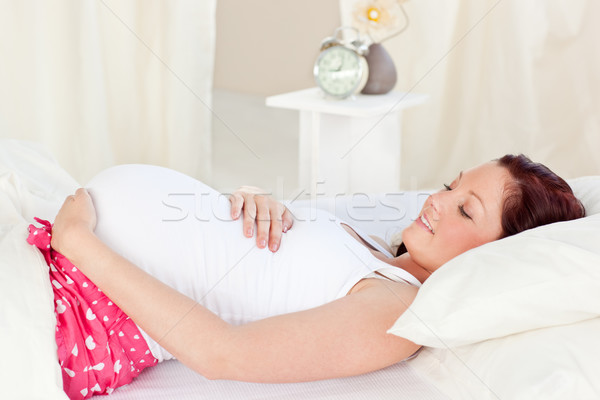 Elragadtatott terhes nő pihen ágy hálószoba otthon Stock fotó © wavebreak_media