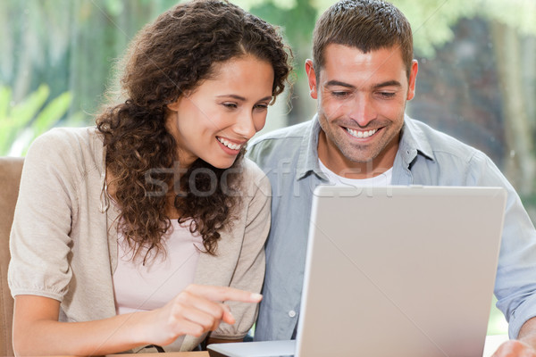 Szerelmespár néz laptop otthon boldog munka Stock fotó © wavebreak_media