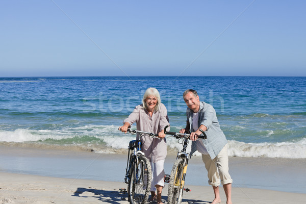 Idős pár biciklik tengerpart égbolt víz család Stock fotó © wavebreak_media