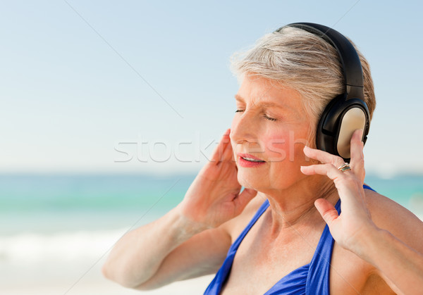 シニア 女性 音楽を聴く ビーチ 水 幸せ ストックフォト © wavebreak_media