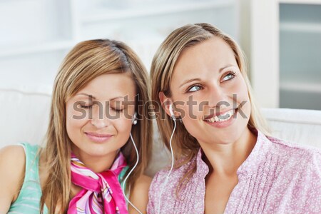 Foto stock: Encantador · mujeres · sofá · cámara · salón · reunión