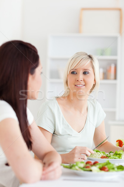 Portret blijde vrouwen eten salade keuken Stockfoto © wavebreak_media