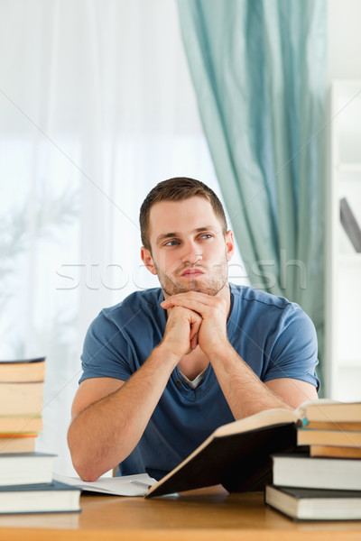 Stockfoto: Mannelijke · student · werken · boek · verslag · papier