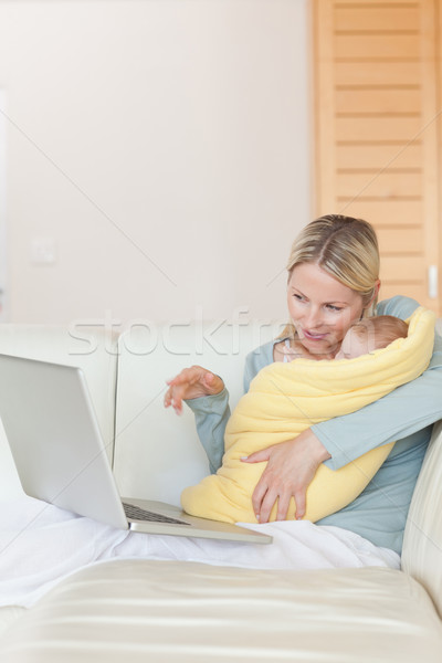 Fiatal anya kanapé mutat baba valami Stock fotó © wavebreak_media