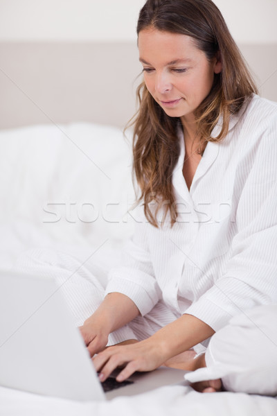 портрет женщину используя ноутбук спальня компьютер домой Сток-фото © wavebreak_media