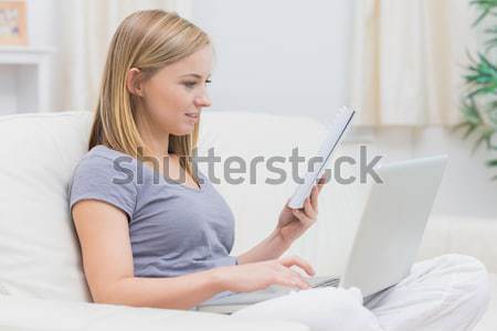 Kadın yatak bakıyor ekran dizüstü bilgisayar eller Stok fotoğraf © wavebreak_media