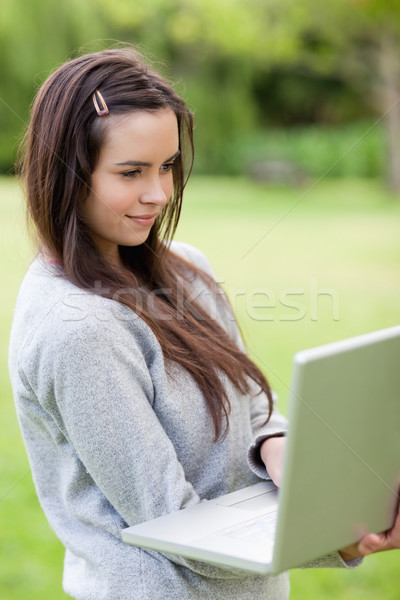Jungen entspannt Frau halten Laptop stehen Stock foto © wavebreak_media