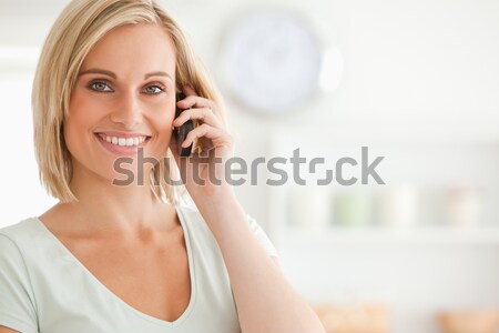 ストックフォト: クローズアップ · 笑みを浮かべて · ビジネス女性 · 携帯電話 · 肖像 · オフィス