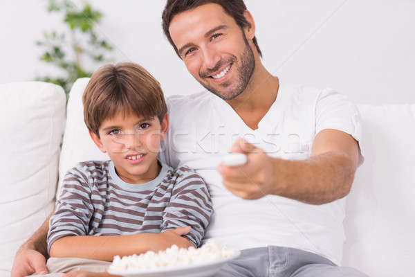Père en fils ensemble canapé télévision heureux [[stock_photo]] © wavebreak_media