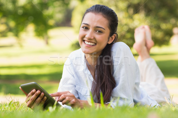 Nő sms üzenetküldés megnyugtató park portré mosolyog Stock fotó © wavebreak_media