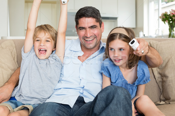 Père enfants regarder tv portrait heureux [[stock_photo]] © wavebreak_media