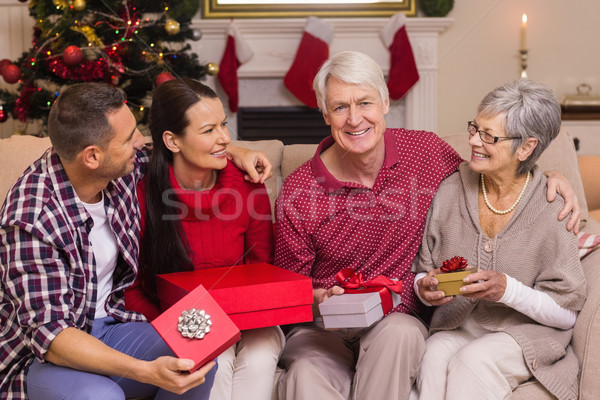Mosolyog család tart ajándék kanapé otthon Stock fotó © wavebreak_media