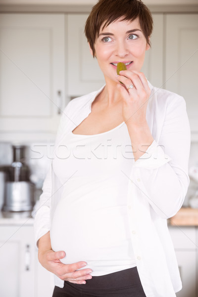 Zwangere vrouw eten jar augurken home keuken Stockfoto © wavebreak_media