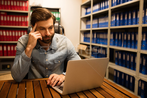 Stock foto: Nachdenklich · Geschäftsmann · mit · Laptop · Datei · Abstellraum · Arbeitsplatz