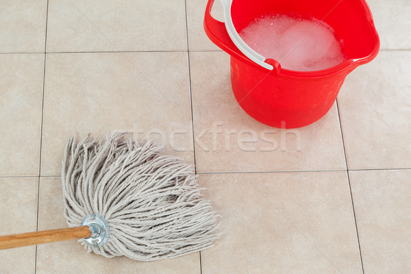 Găleată spumos apă ţiglă podea roşu Imagine de stoc © wavebreak_media