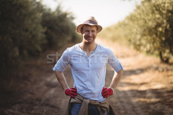 Sonriendo joven pie camino de tierra granja retrato Foto stock © wavebreak_media