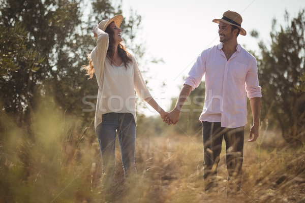 Glücklich Hand in Hand Bauernhof stehen Bereich Stock foto © wavebreak_media