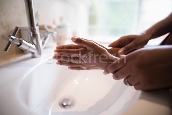 Kezek anya lány mosás fürdőszoba mosdókagyló Stock fotó © wavebreak_media