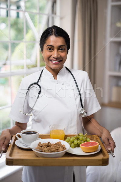 Uśmiechnięty pielęgniarki śniadanie taca domu Zdjęcia stock © wavebreak_media