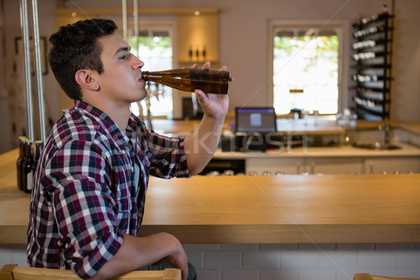 ストックフォト: 若い男 · 飲料 · ビール · カウンタ · レストラン · 男