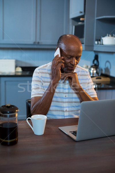 Idős férfi laptopot használ asztal konyha kávé Stock fotó © wavebreak_media