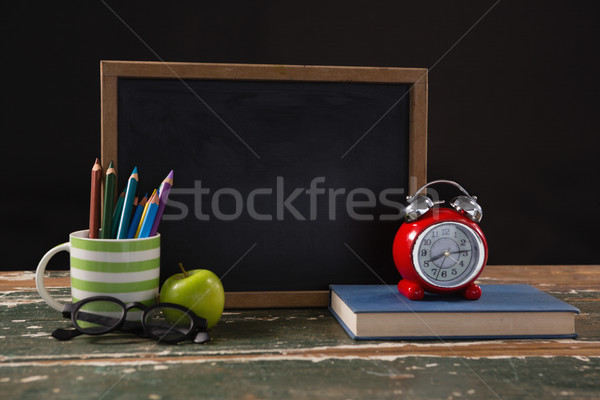 Foto stock: Quadro-negro · livro · caneta · maçã · óculos · mesa · de · madeira