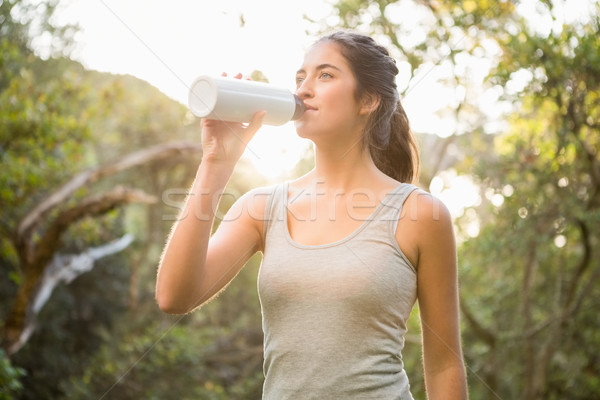 Mooie atletisch brunette drinken uit fles Stockfoto © wavebreak_media