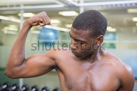 Foto stock: Guapo · sin · camisa · hombre · pie · manos · caderas