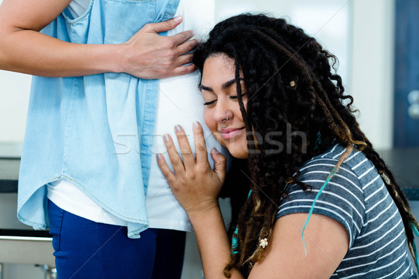 Foto stock: Mulher · escuta · grávida · parceria · estômago · mulher · sorrindo