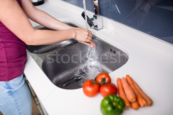 Vrouw wassen handen water hand Stockfoto © wavebreak_media