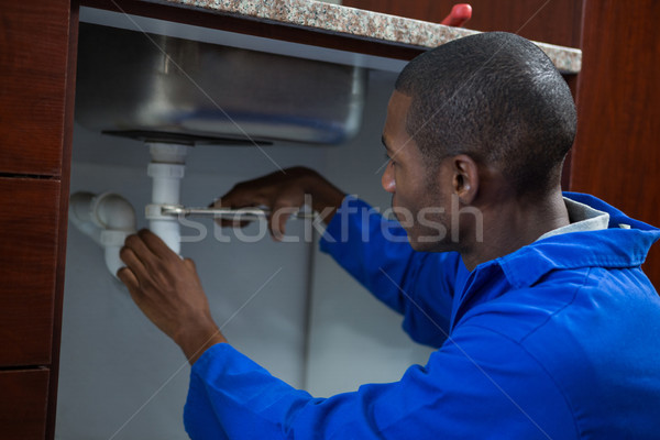Vízvezetékszerelő javít mosdókagyló konyha Stock fotó © wavebreak_media