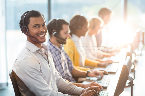 Foto stock: Equipe · trabalhando · computador · fone · colega · sorridente