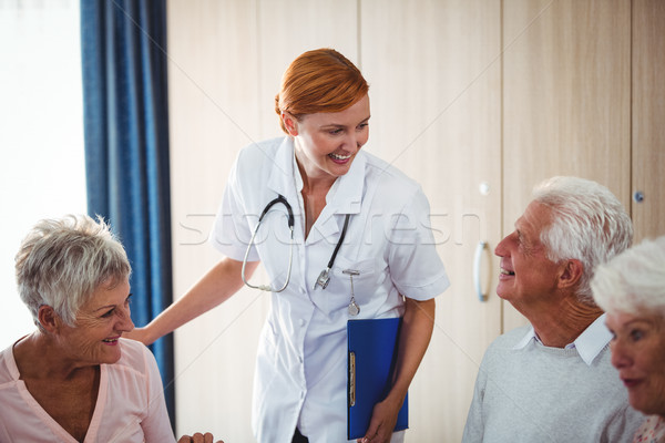 Glimlachend verpleegkundige naar senior persoon ontbijt Stockfoto © wavebreak_media