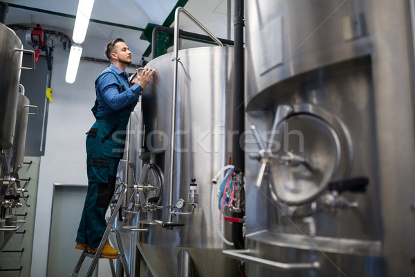 Işçi çalışma bira fabrikası özenli adam teknoloji Stok fotoğraf © wavebreak_media