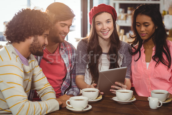 Foto stock: Grupo · amigos · digital · comprimido · copo · café