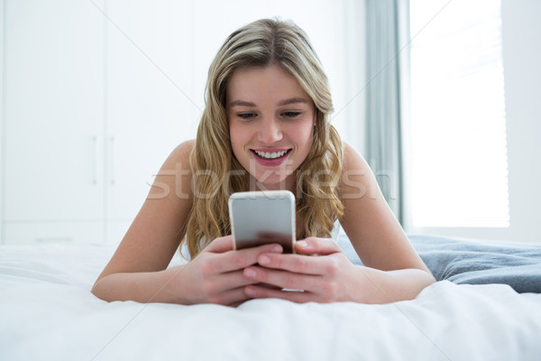 Foto stock: Mulher · cama · telefone · móvel · sorrindo · quarto · casa