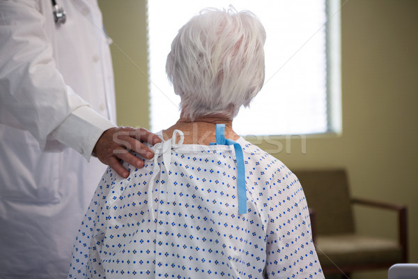 Orvos idős beteg kórház nő ágy Stock fotó © wavebreak_media