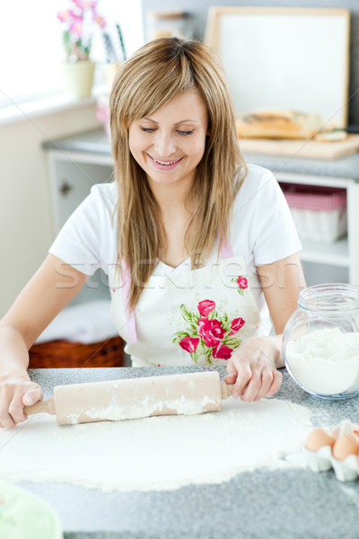 [[stock_photo]]: Portrait · femme · gâteau · cuisine · maison · alimentaire