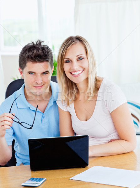 Foto stock: Retrato · alegre · casal · usando · laptop · sessão · juntos